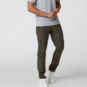 Vuori Meta Pant Athletic Slim Fit . Dark oregano size 30. Athleisure .